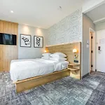 Tower Hotel At Fallsview