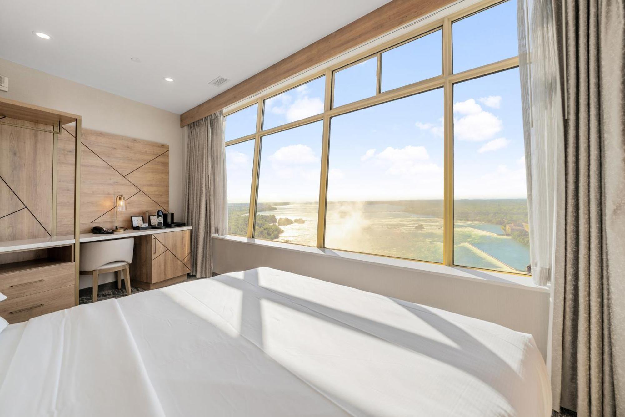 Tower At Fallsview Hotel 4*